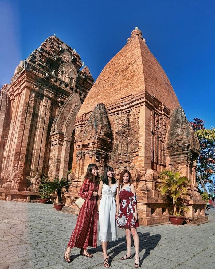 Tháp bà Ponagar - biển Nha Trang