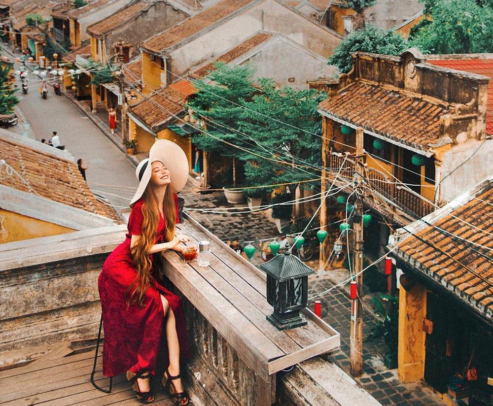 Ngắm nhìn hoàng hôn buông xuống từ quán cà phê rooftop